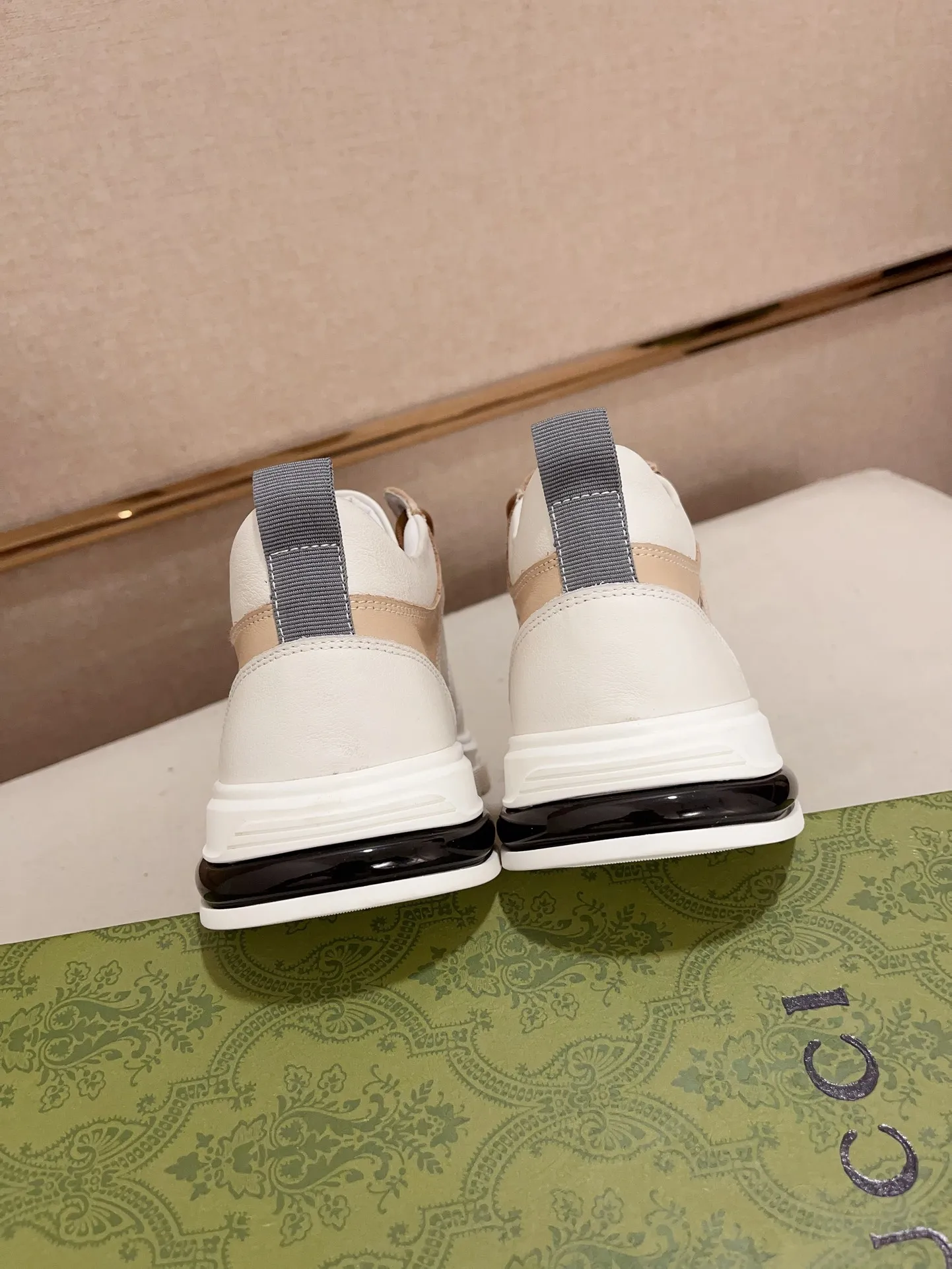 Men's shoes 💰 440 💰 High-quality new high-top GUCCI counters are on the market at the same time. The new men's shoes, 😘fabrics are selected imported cowhide, lining: sheepskin lining. 👍🏿 High-end ☄️ air-cushion molded anti-slip rubber outsole, exquisite lines, simple and elegant, comfortable and high-end for leisure travel. Code number: 38 to 44 (45 can be customized and cannot be returned or exchanged)